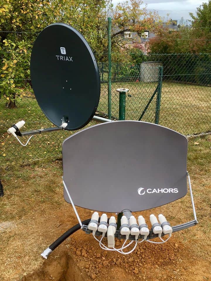 Installation satellite dans un jardin avec plusieurs têtes de réception