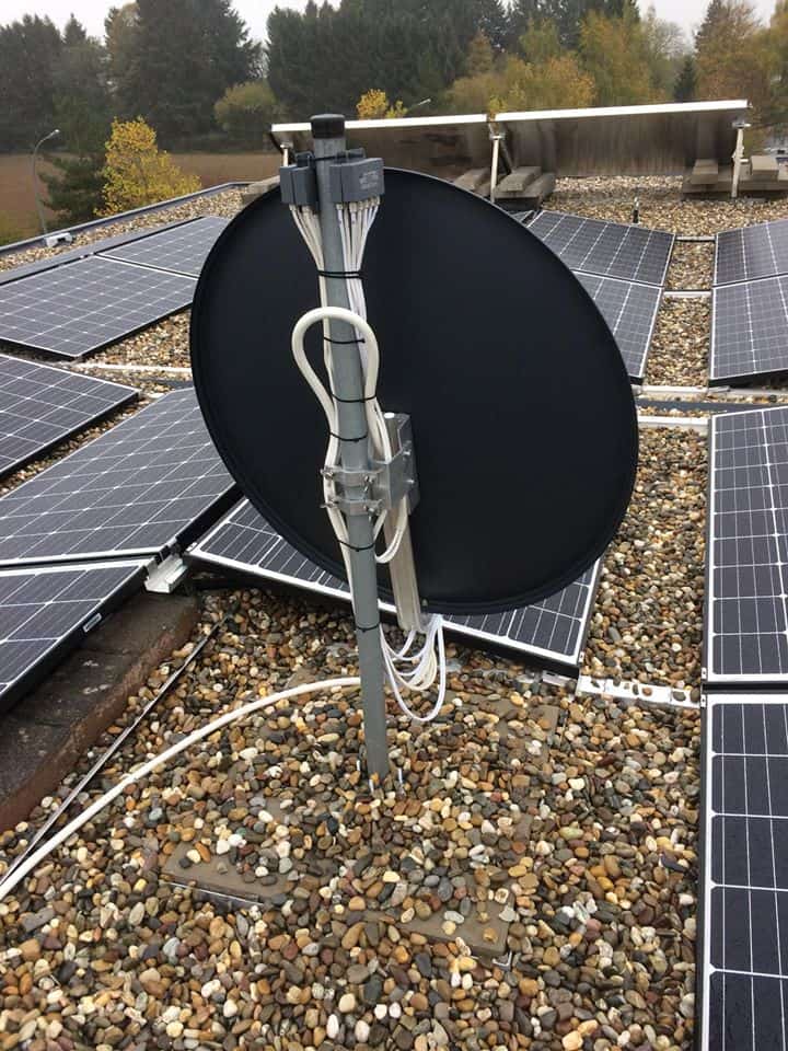 Fixation de parabole à côté de panneaux solaires